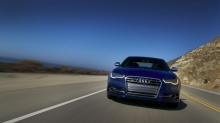 Синий Audi S6 в солнечный день под безоблачным небом